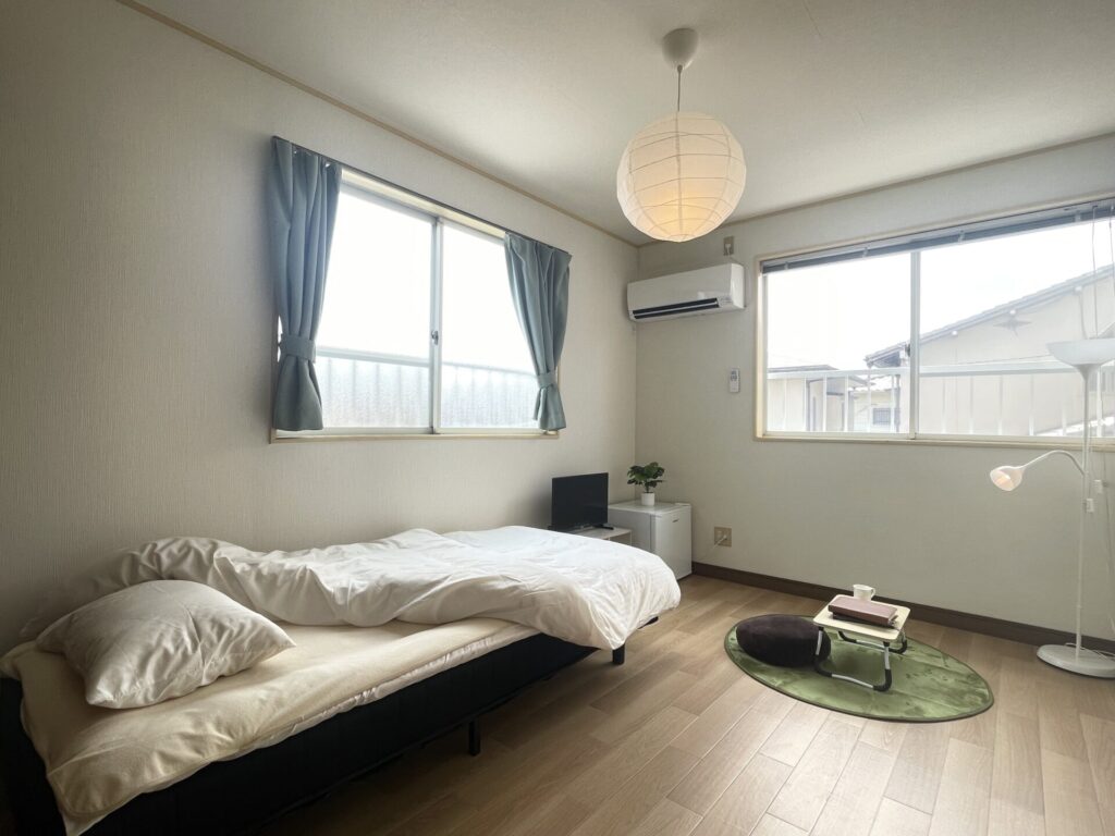 福岡県春日市の障がい者グループホーム「わたしの居場所」の家具・家電・寝具付きモデルルーム。エアコン完備の明るい洋室で、すぐに暮らしを始められる快適な住環境を提供。